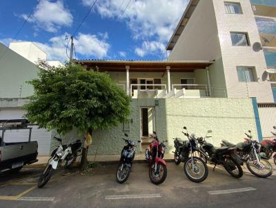 Casa para Locação, em Muriaé, bairro Centro, 5 dormitórios, 4 banheiros, 1 suíte, 3 vagas
